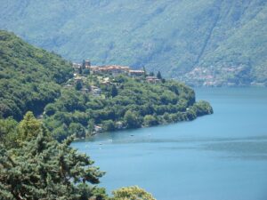 Udsigt over søen og bjergene i Ticino